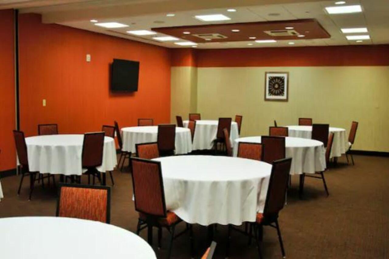 Hampton Inn & Suites Cincinnati / Uptown - University Area Bagian luar foto