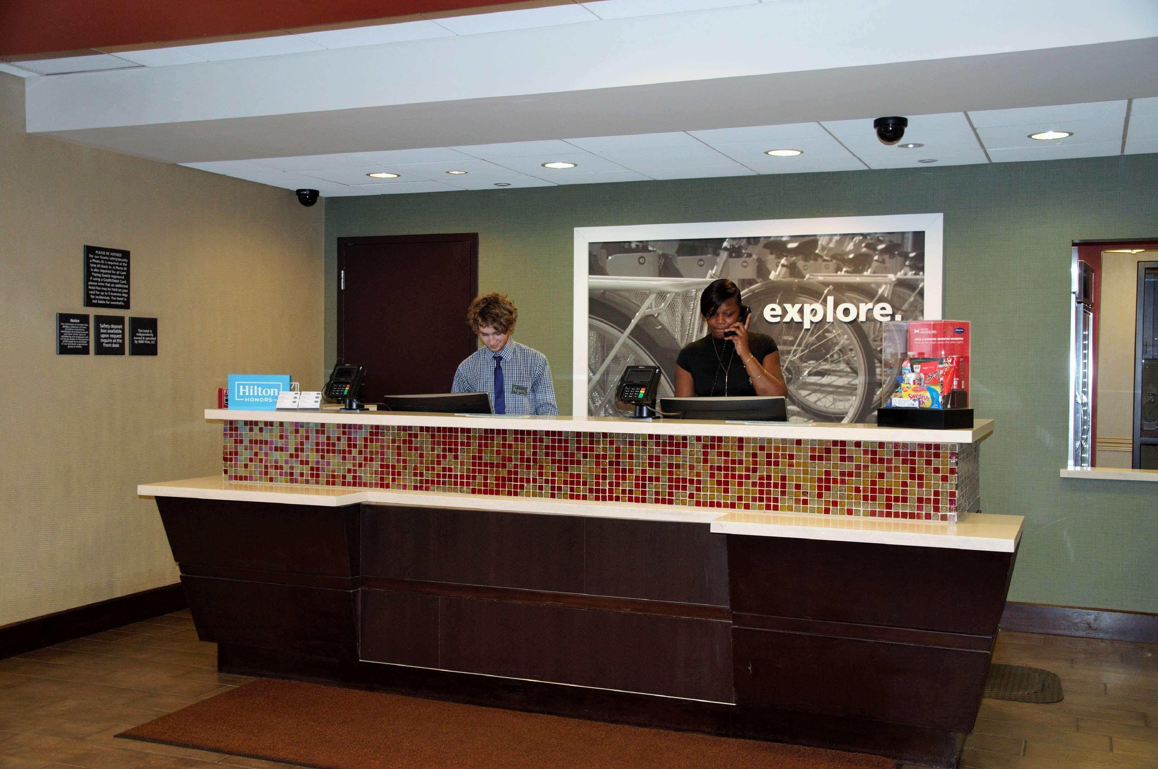 Hampton Inn & Suites Cincinnati / Uptown - University Area Bagian luar foto
