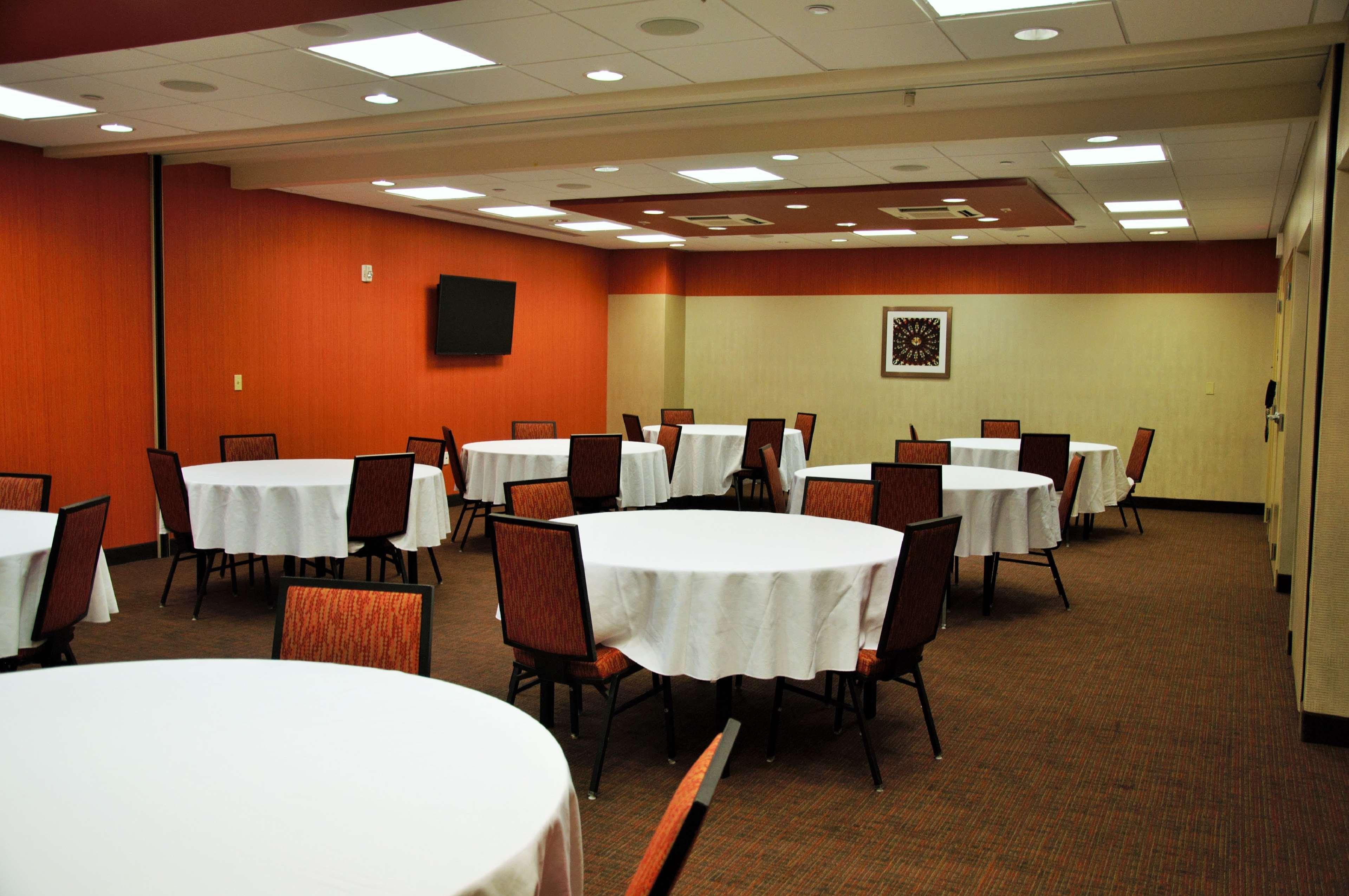 Hampton Inn & Suites Cincinnati / Uptown - University Area Bagian luar foto