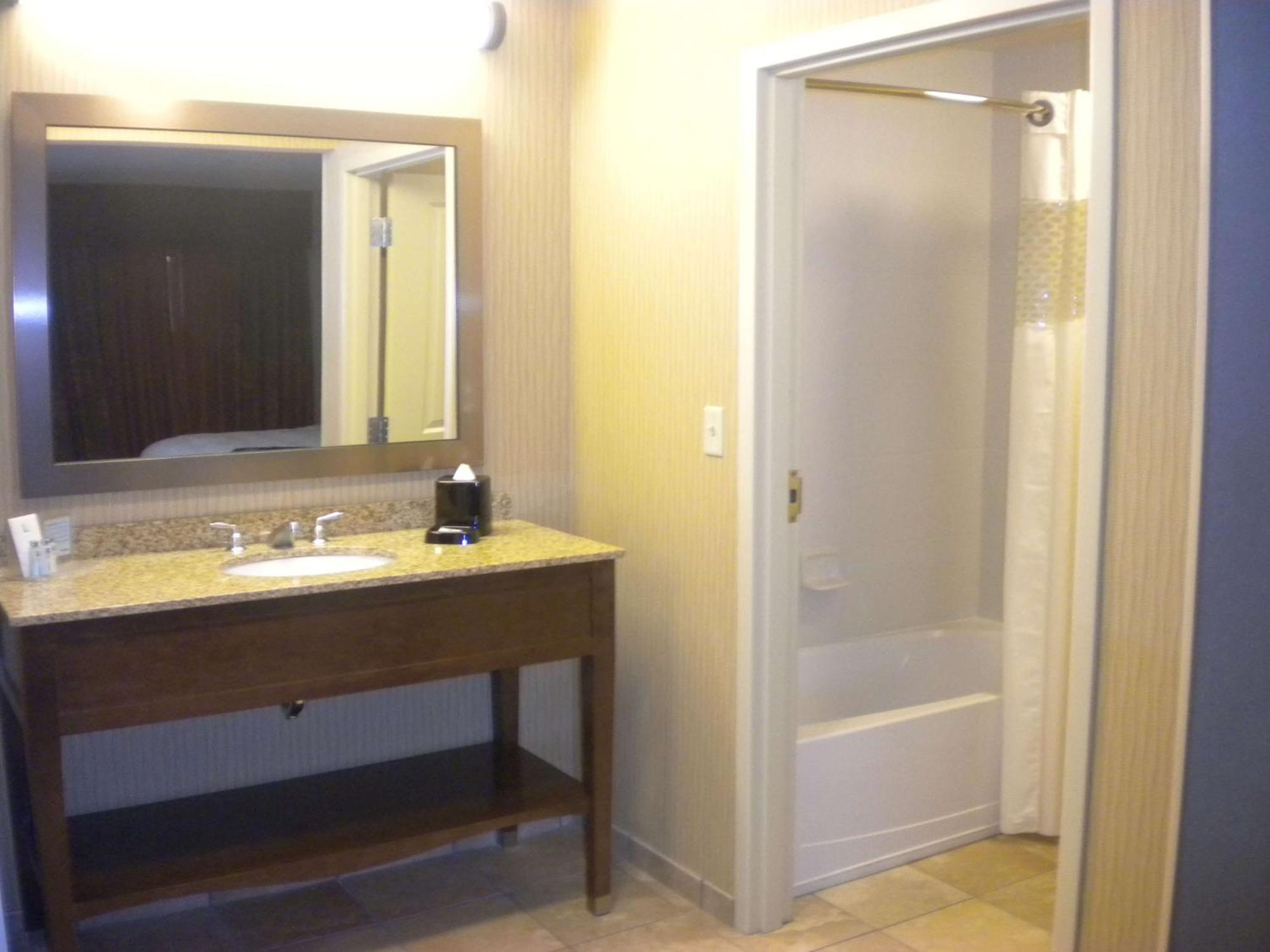 Hampton Inn & Suites Cincinnati / Uptown - University Area Bagian luar foto