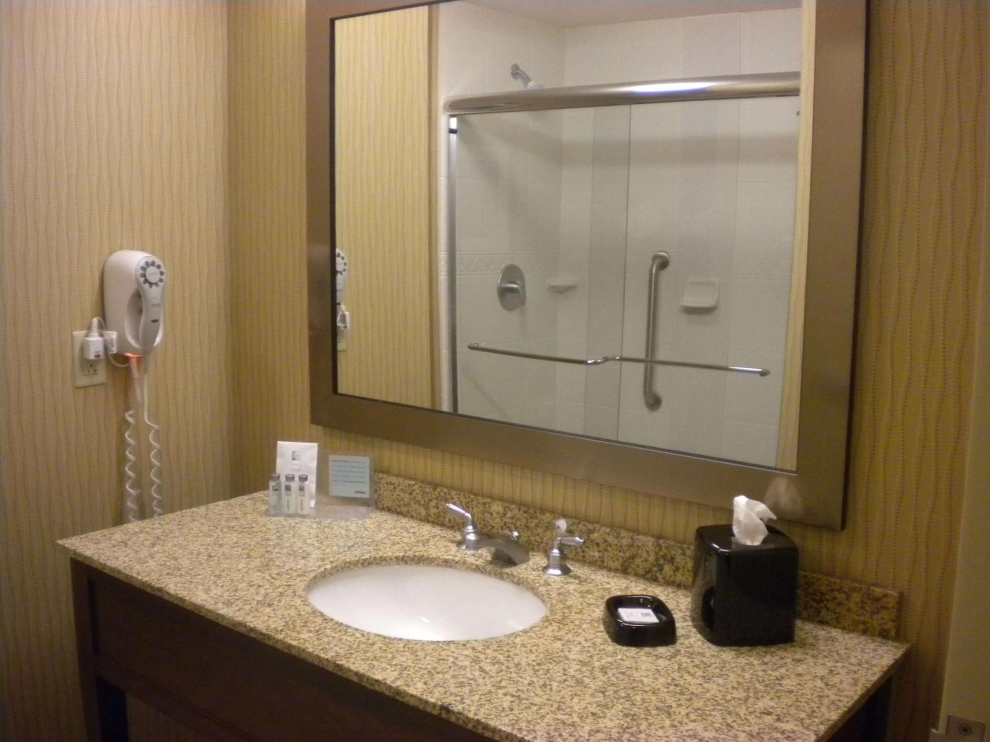 Hampton Inn & Suites Cincinnati / Uptown - University Area Bagian luar foto
